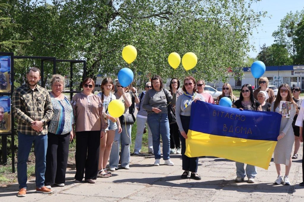 Після 933 днів полону військовий зняв свій портрет з Алеї Надії Після 933 днів полону військовий зняв свій портрет з Алеї Надії