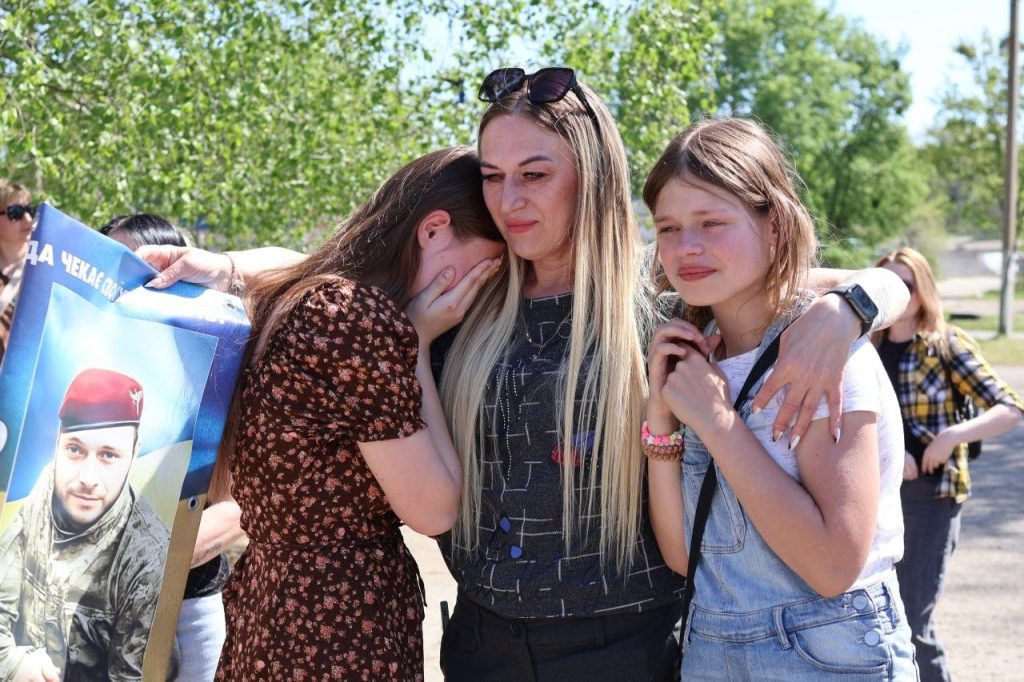 Після 933 днів полону військовий зняв свій портрет з Алеї Надії Після 933 днів полону військовий зняв свій портрет з Алеї Надії