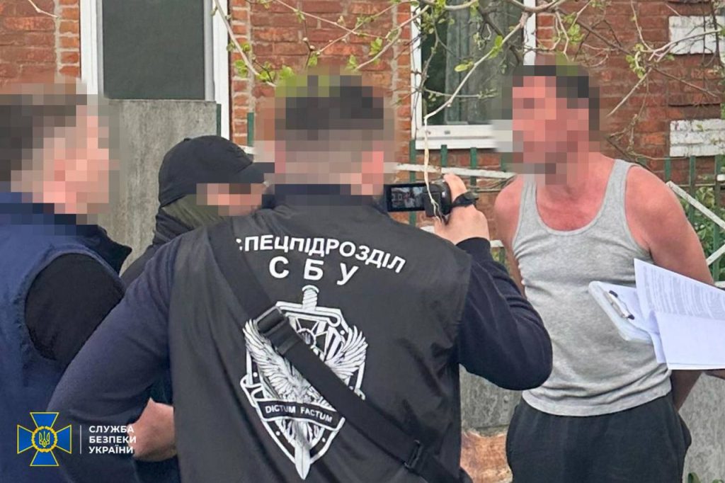 У Харкові затримали чиновника Держгеокадастру, який вимагав хабар 300 тисяч гривень У Харкові затримали завідувача сектору Держгеокадастру, який вимагав хабар 300 тисяч гривень