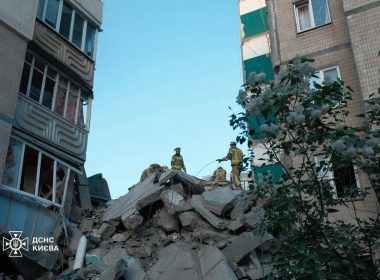 росіяни поцілили ракетою в багатоповерхівку в Києві.