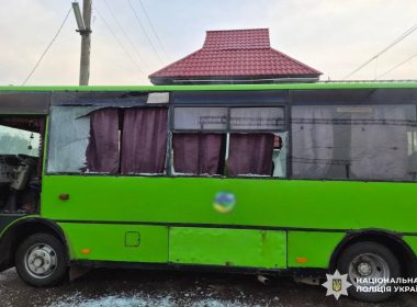 Автобус у Золочеві, пошкоджений від російського удару