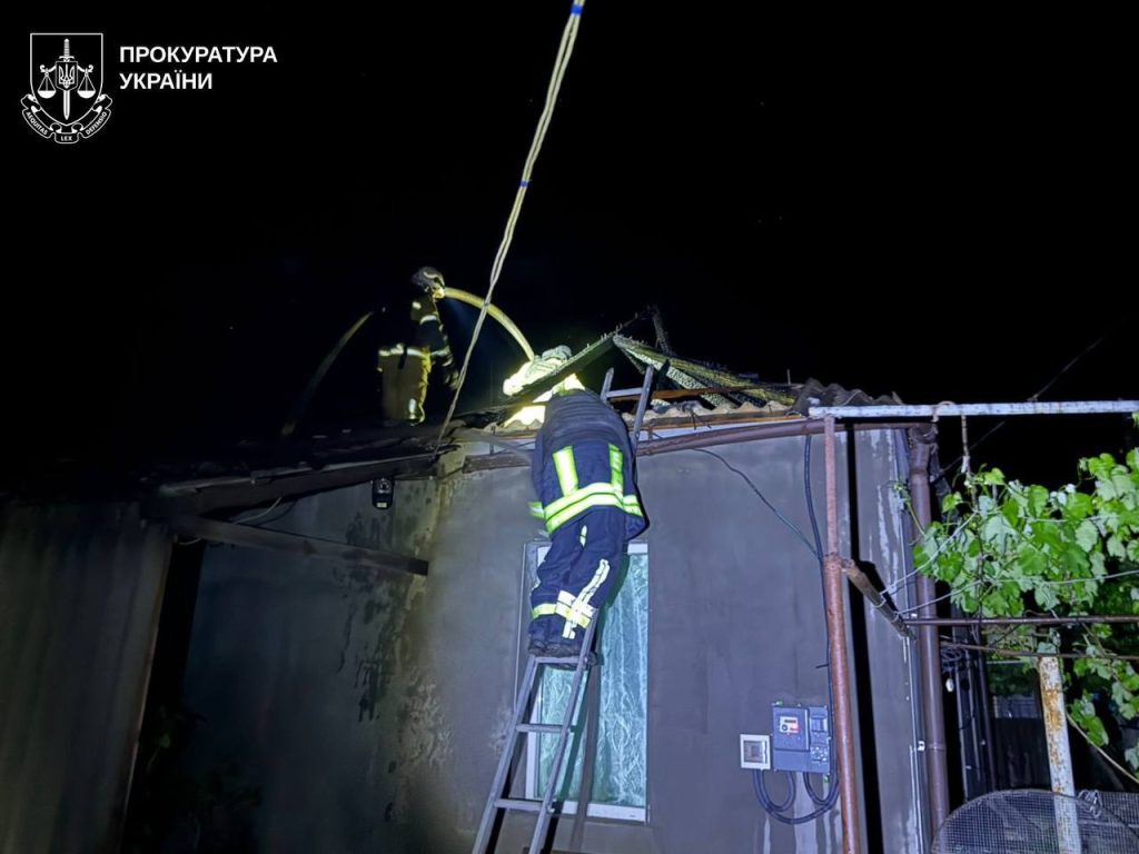 На Харківщині росіяни поранили чоловіка дроном Рятувальник заліз на драбину і тушить вогонь