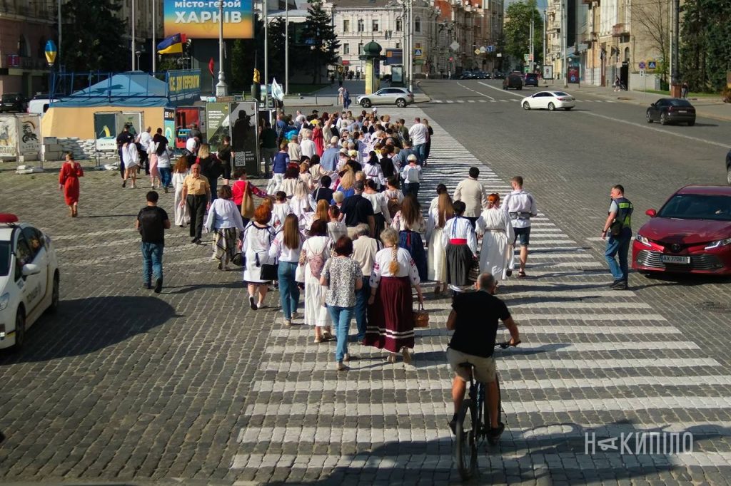 Святкові фотосесії й хода у вишитих сорочках: як Харків святкує День вишиванки Святкові фотосесії й хода у вишитих сорочках: як Харків святкує День вишиванки