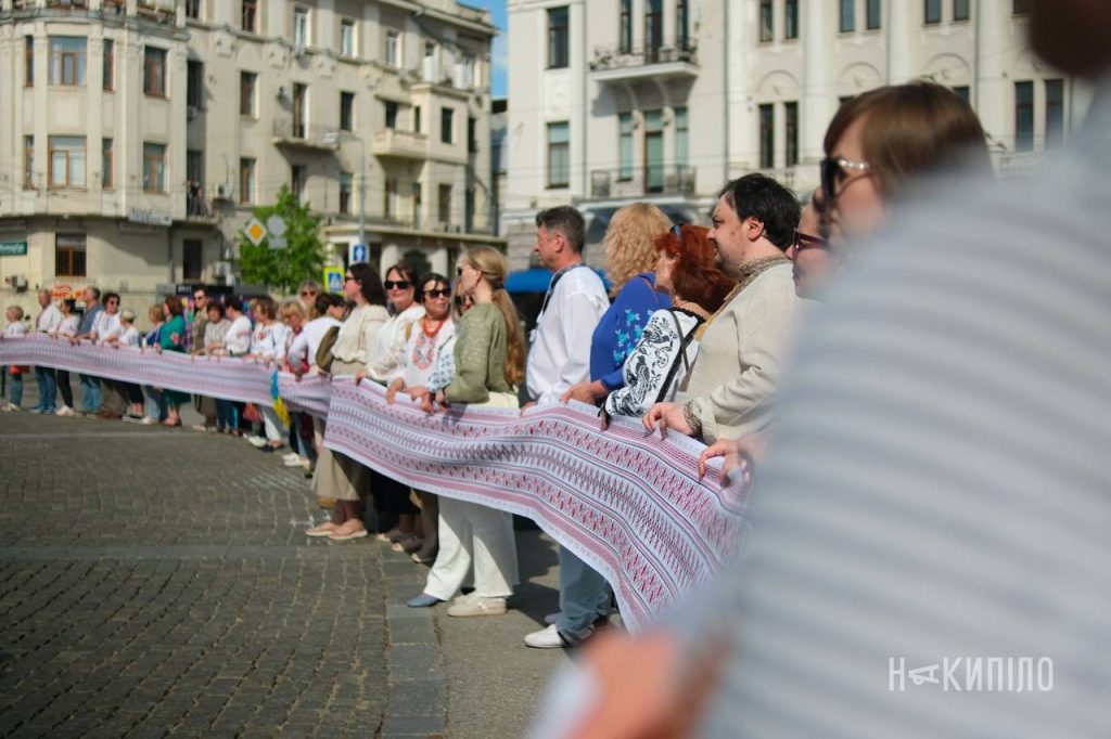 Святкові фотосесії й хода у вишитих сорочках: як Харків святкує День вишиванки Хода до Дня вишиванки