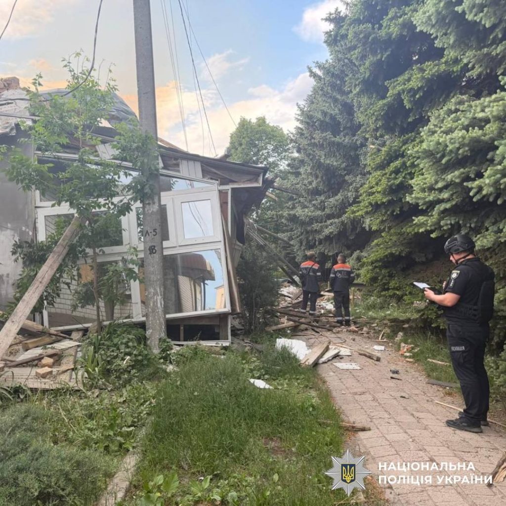 Минулої доби на Харківщині через росію загинули три людини Пошкоджена російським обстрілом будівля
