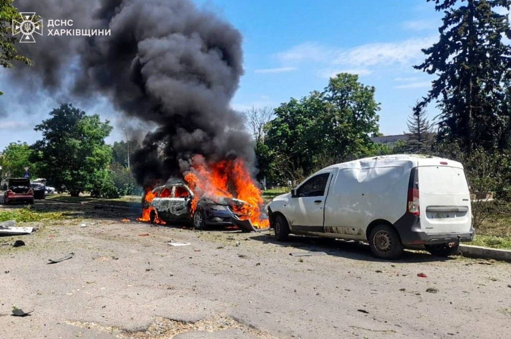 Одна людина загинула, ще четверо постраждали через атаку росії на Харківщині Горить автівка через удар росії