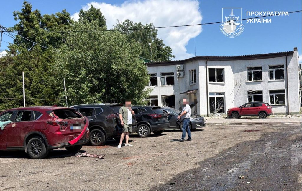 17 людей перебувають в лікарнях після влучання ракети в Дергачах Наслідки ракетного удару по підприємству в Дергачах