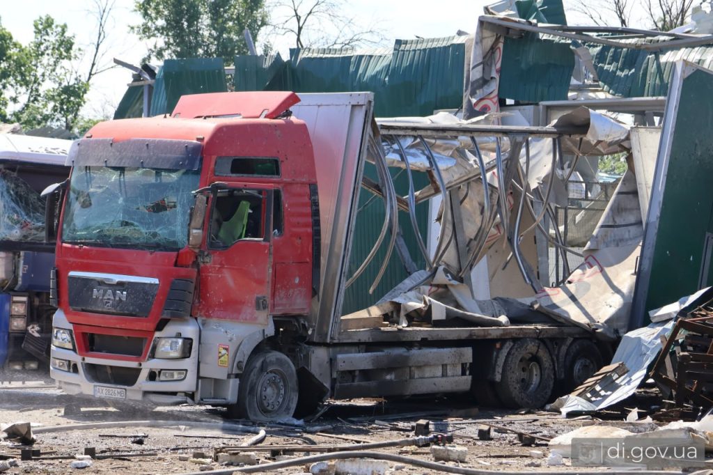 «Найбільша кількість постраждалих від початку року»: наслідки обстрілу Дергачів Знищена вантажівка в Дергачах