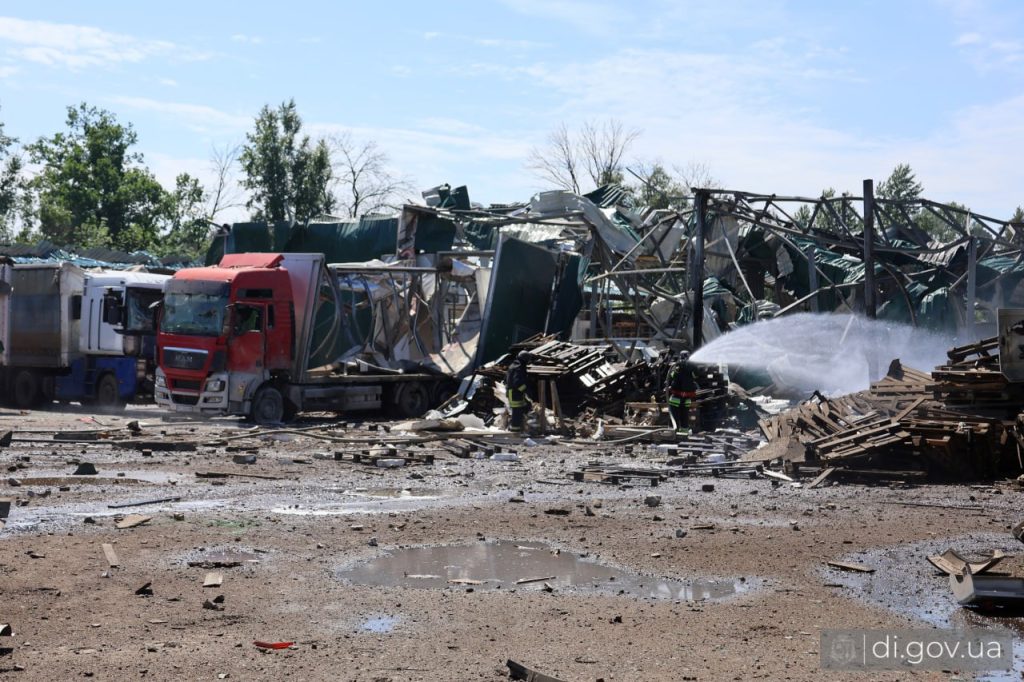 Пошкоджене ракетою підприємства в Дергачах