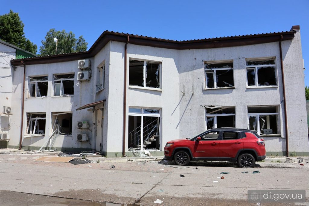 «Найбільша кількість постраждалих від початку року»: наслідки обстрілу Дергачів Пошкодженп будівля підприємства в Дергачах