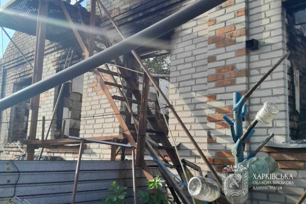 Постраждали дві людини й померла корова через росіян на Харківщині зруйнований російський ударом будинок у селі Клинова-Новоселівка