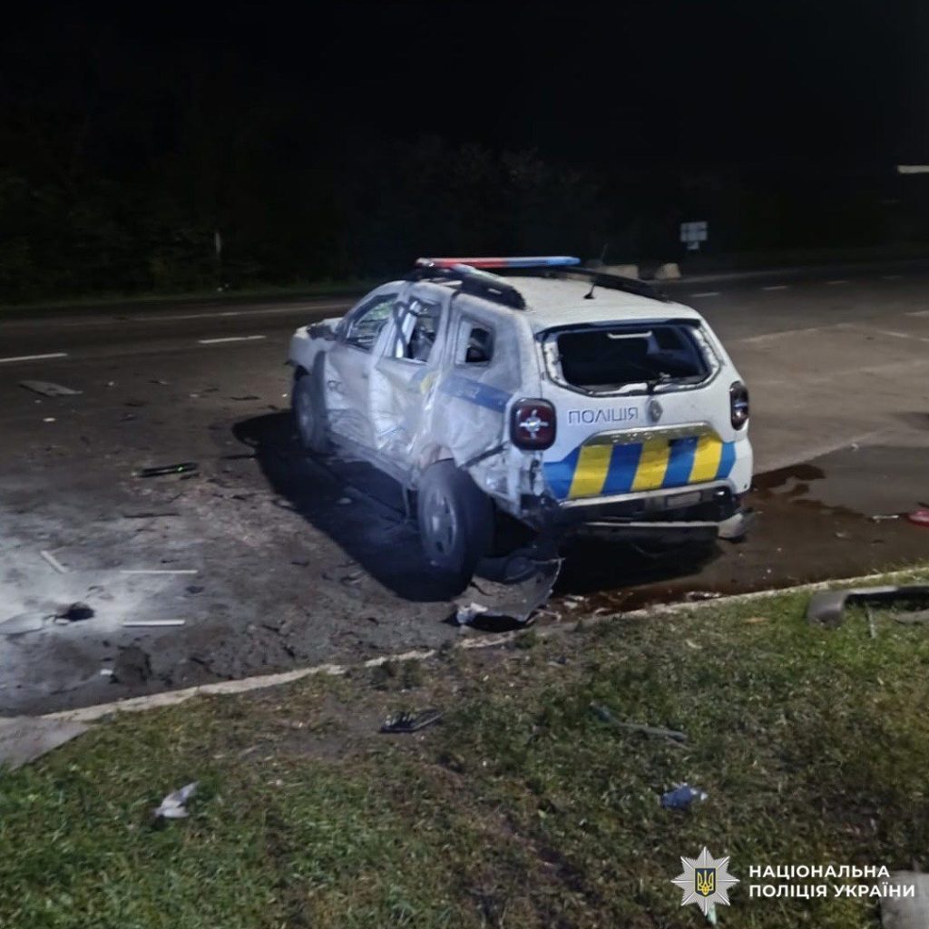 На Харківщині дрон атакував поліціянтів Пошкоджене ударом БпЛА авто поліції в Чугуївському районі