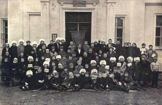 Полярник, дипломат, гуманіст. Як норвежець Фрітьйоф Нансен рятував Україну від голоду в 1920-х Діти біля будинку Нансена