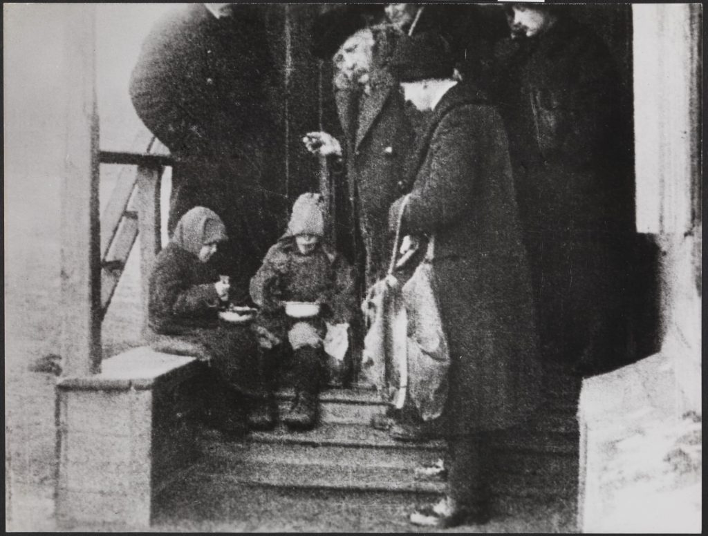 Полярник, дипломат, гуманіст. Як норвежець Фрітьйоф Нансен рятував Україну від голоду в 1920-х Фрітьйоф Нансен куштує їжу на пункті роздачі продуктів харчування.