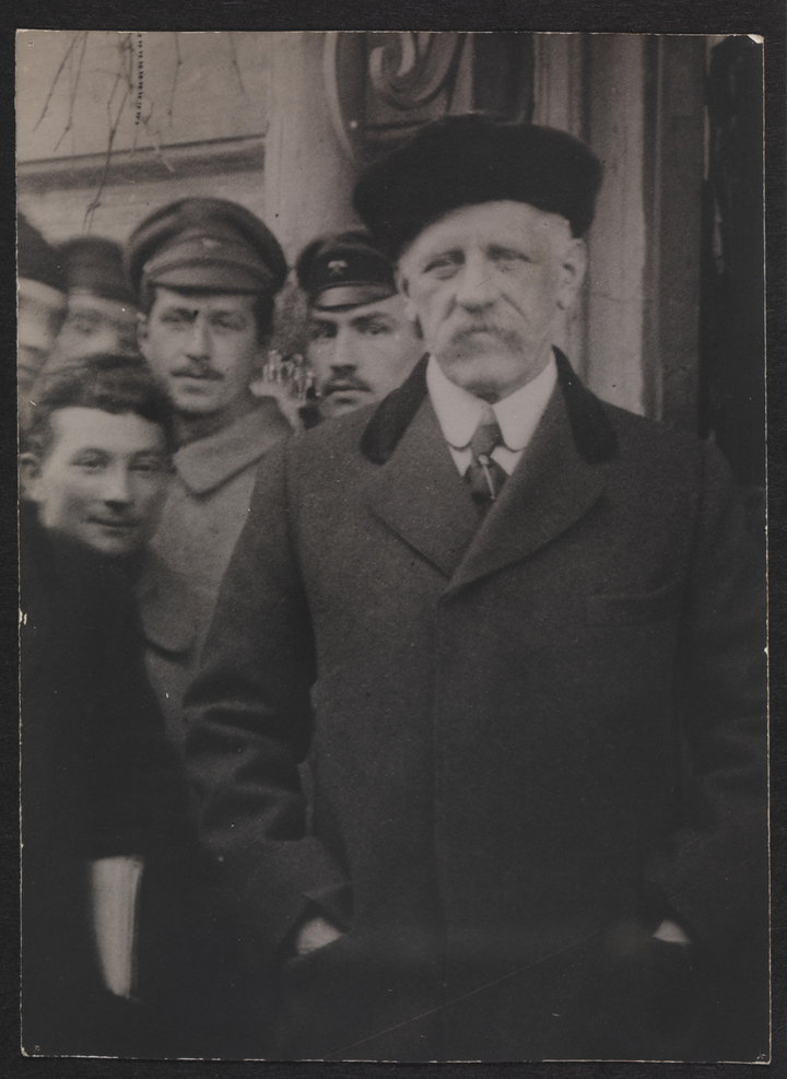 Полярник, дипломат, гуманіст. Як норвежець Фрітьйоф Нансен рятував Україну від голоду в 1920-х Нансен серед студентів в Харкові біля відкритої ним їдальні