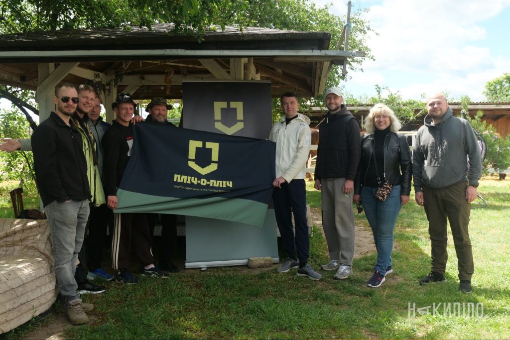 Як спілкування з конями допомагає у відновленні ветеранам й захисникам Ветерани, пліч-о-пліч