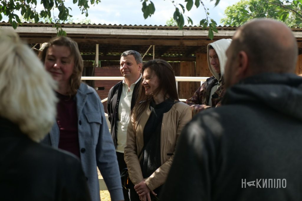 Як спілкування з конями допомагає у відновленні ветеранам й захисникам Заняття з кіньми на стайні рай