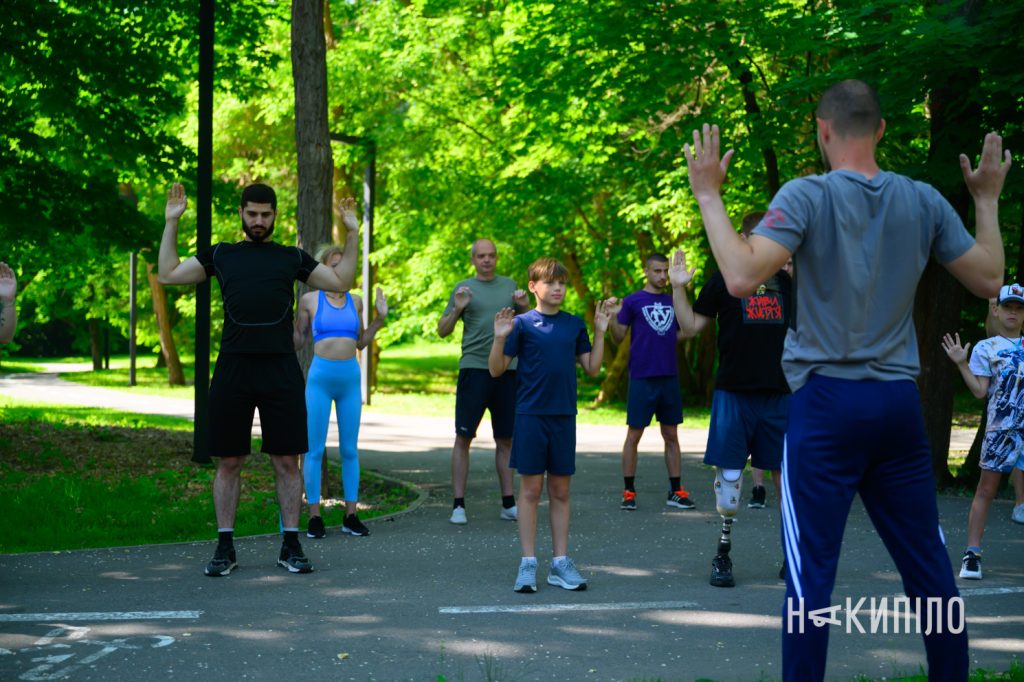 У Харкові провели забіг до Дня донора Забіг до Дня донора в Харкові: ветерани війни, їхні родини й діти взяли участь у спортивній акції в Саржиному Яру. Подію провели 14 червня, щоб мотивувати харківців здавати кров для поранених гвардійців і дітей, які постраждали від обстрілів.