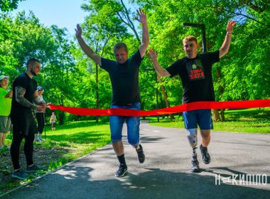 Забіг до Дня донора в Харкові: ветерани війни, їхні родини й діти взяли участь у спортивній акції в Саржиному Яру. Подію провели 14 червня, щоб мотивувати харківців здавати кров для поранених гвардійців і дітей, які постраждали від обстрілів.