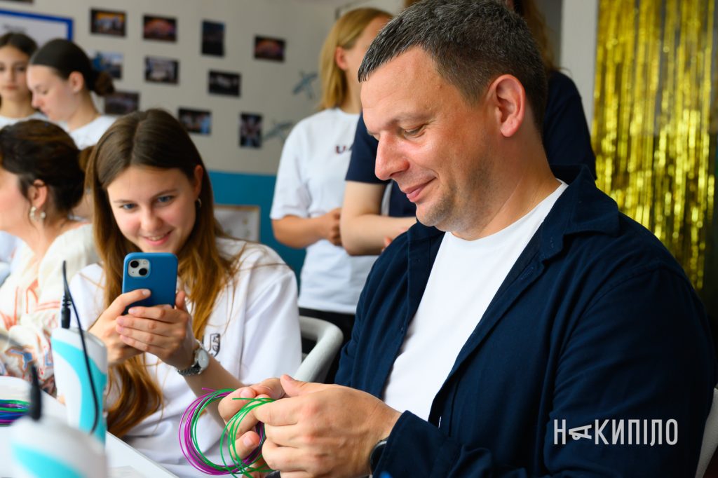 «Українська молодь завжди мріє про щось велике». Як підлітки в Коломаку відкрили технологічний хаб «Українська молодь завжди мріє про щось велике». Як підлітки в Коломаку відкрили технологічний хаб, epam