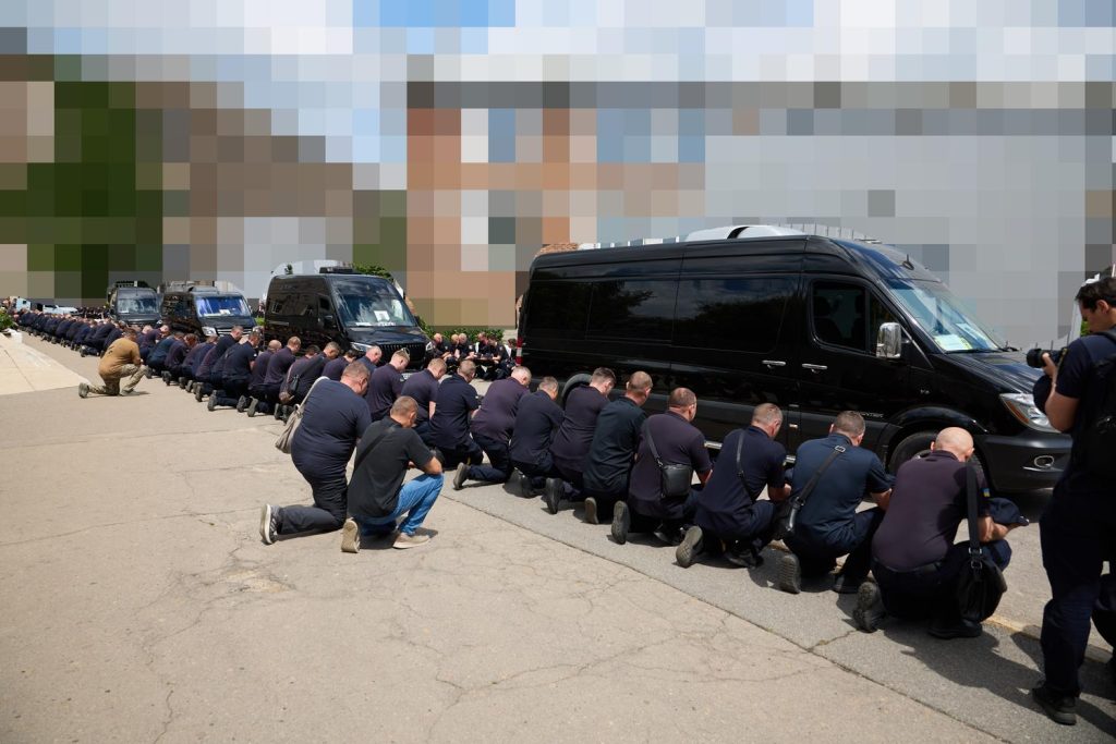 У Харкові попрощалися із загиблими рятувальниками та співробітником департаменту надзвичайних ситуацій Церемонія прощання із загиблими вогнеборцями