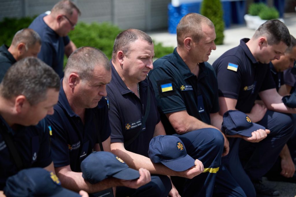 У Харкові попрощалися із загиблими рятувальниками та співробітником департаменту надзвичайних ситуацій У Харкові попрощалися із загиблими рятувальниками та співробітником департаменту надзвичайних ситуацій