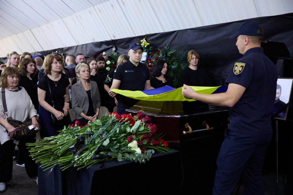 У Харкові попрощалися із загиблими рятувальниками та співробітником департаменту надзвичайних ситуацій У Харкові попрощалися із загиблими рятувальниками та співробітником департаменту надзвичайних ситуацій