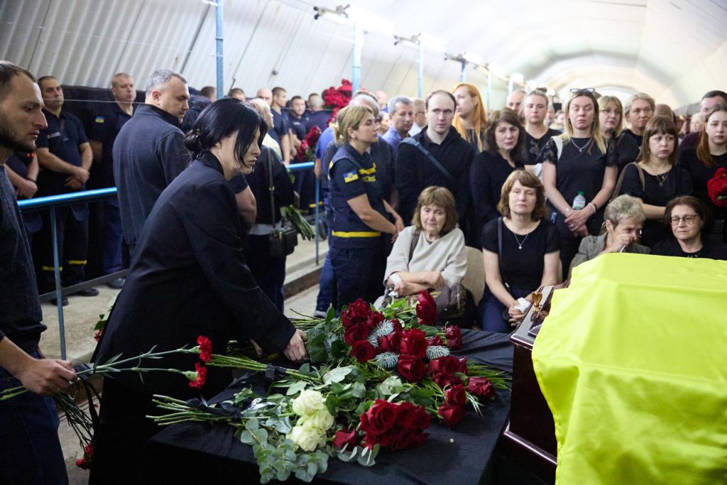 У Харкові попрощалися із загиблими рятувальниками та співробітником департаменту надзвичайних ситуацій У Харкові попрощалися із загиблими рятувальниками та співробітником департаменту надзвичайних ситуацій