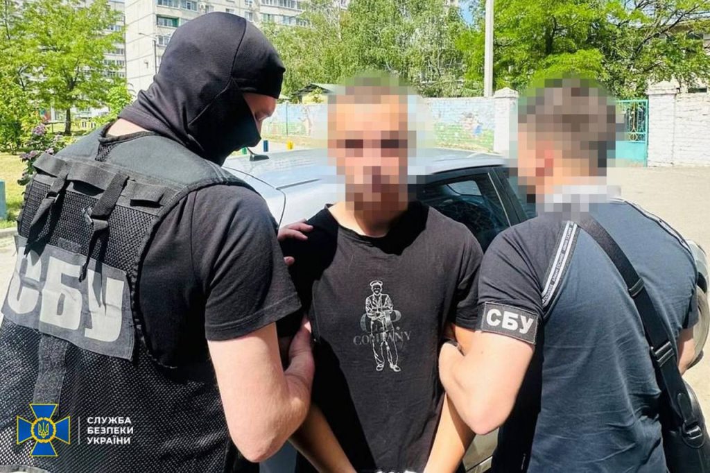 Затримали неповнолітнього, який хотів продавати «трофейну» російську зброю Затримали неповнолітнього, який хотів продавати «трофейну» російську зброю