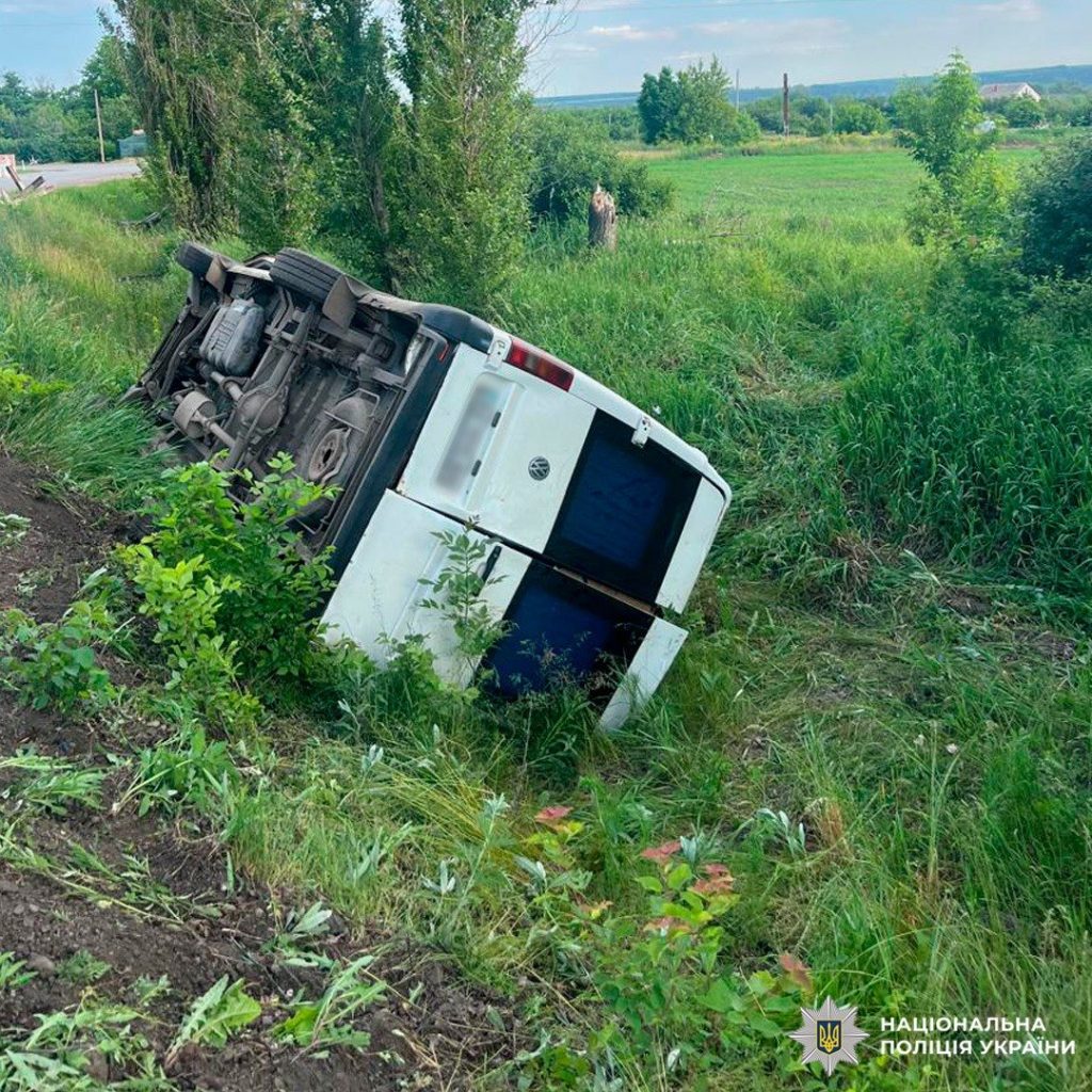 На Харківщині перекинувся мікроавтобус з учнями На Харківщині перекинувся мікроавтобус із учнями.