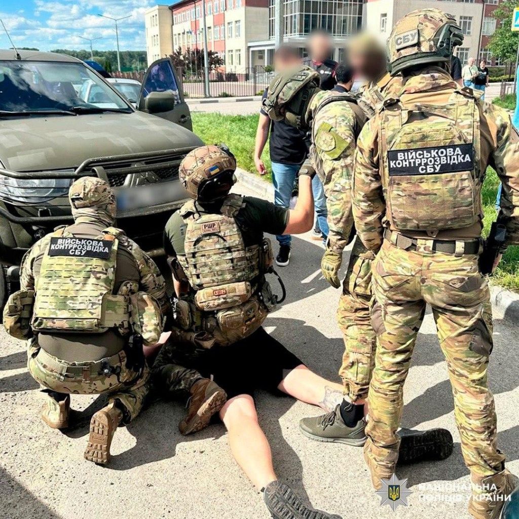 На Харківщині викрили схему втечі ухилянтів до Румунії: за виїзд брали 25 тисяч доларів На Харківщині викрили схему втечі ухилянтів до Румунії: за виїзд брали 25 тисяч доларів