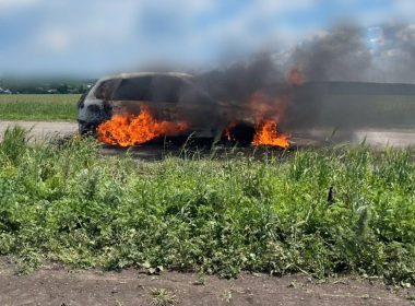 У Вовчанській громаді зайнялася пожежа через влучання БпЛА у автівку