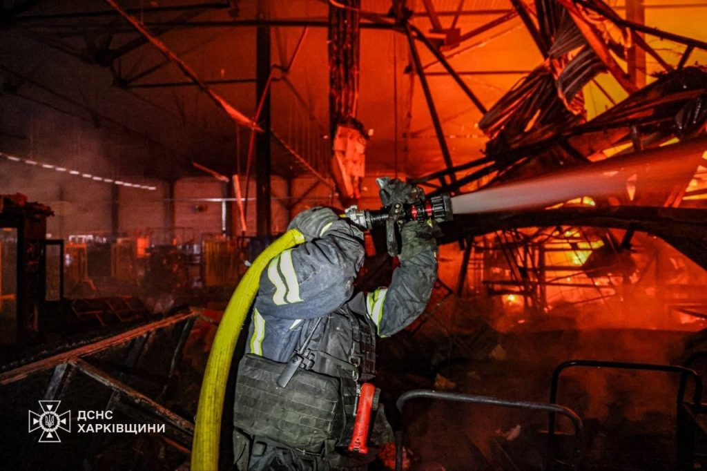 Три пожежі спалахнули в Харкові після нічної атаки БпЛА Рятувальники гасять пожежу на слкаді пошти в Харкові