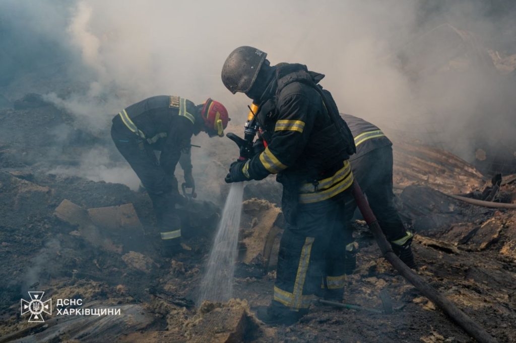ДСНС від ночі розчищає завали логістичного хабу «Укрпошти» в Харкові ДСНС від ночі розчищає завали логістичного хабу «Укрпошти» в Харкові