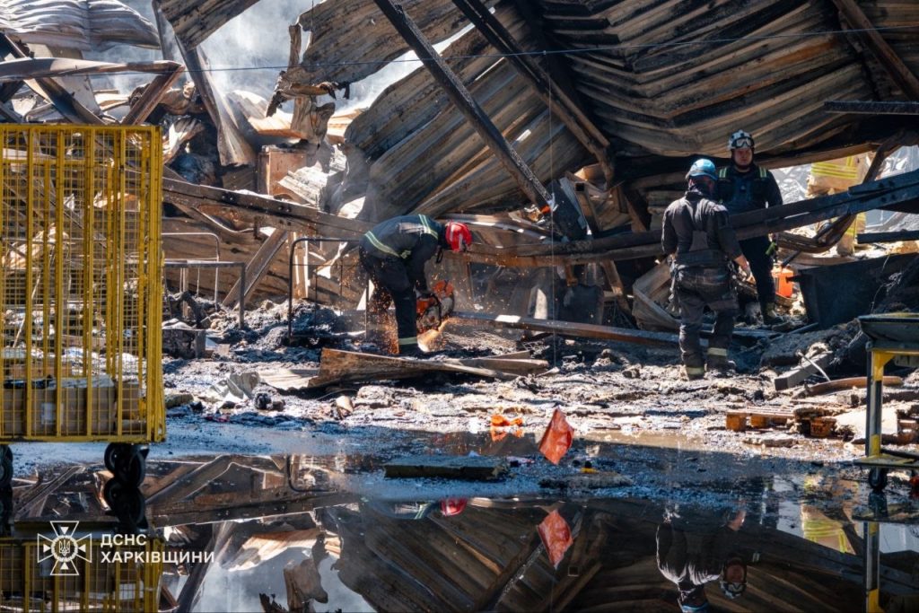 ДСНС від ночі розчищає завали логістичного хабу «Укрпошти» в Харкові ДСНС розбирає завали хабу «Укрпошти» в Харкові