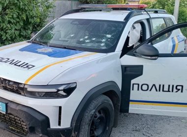 У Балаклії чоловік кинув вибухівку в поліцейське авто та стріляв по правоохоронцях.