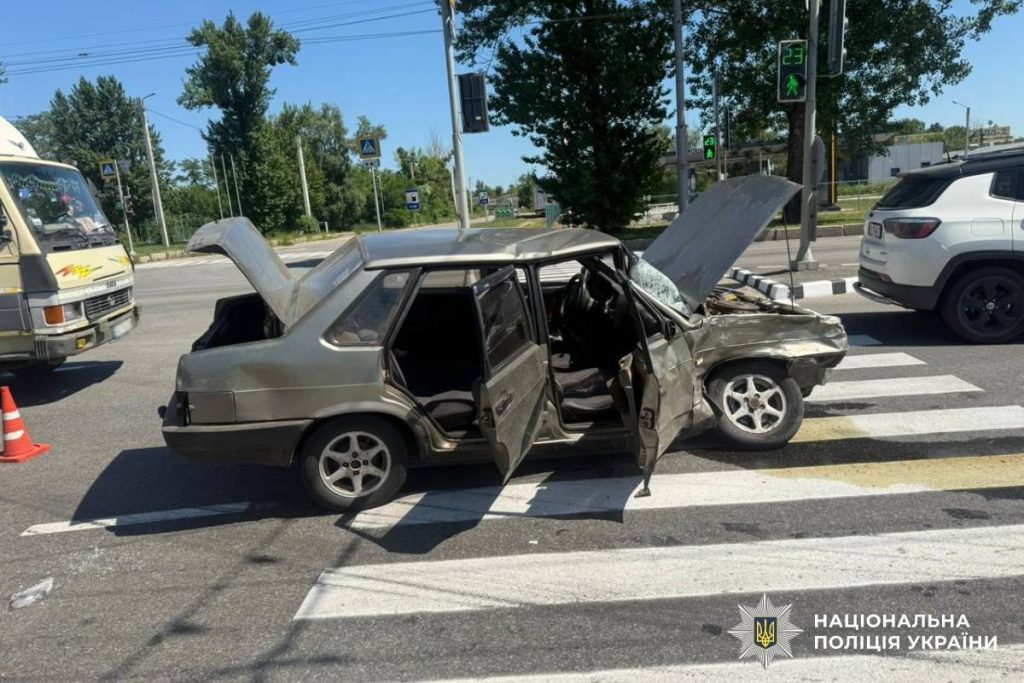 Троє дітей і троє жінок постраждали в ДТП в Харкові У Харкові зіштовхнулися легковик і мікроавтобус