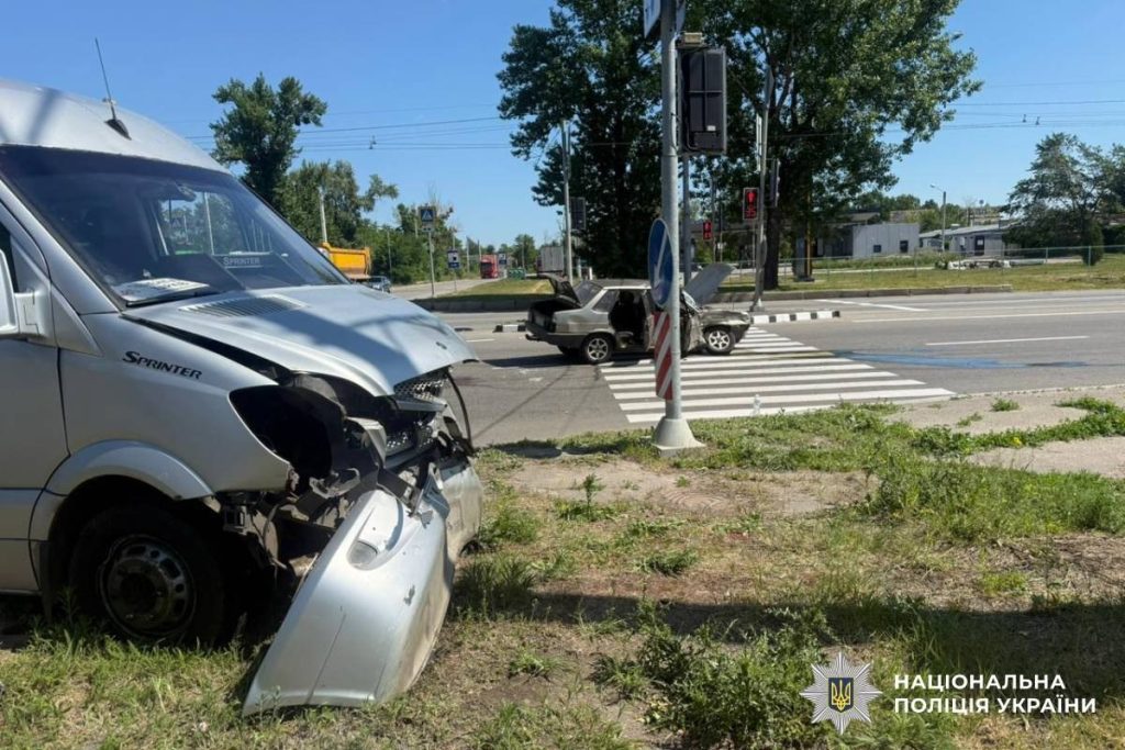 Троє дітей і троє жінок постраждали в ДТП в Харкові У Харкові зіштовхнулися легковик і мікроавтобус