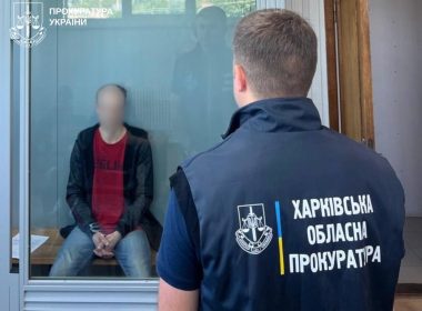 Підозрюваний сидить за гратами в суді