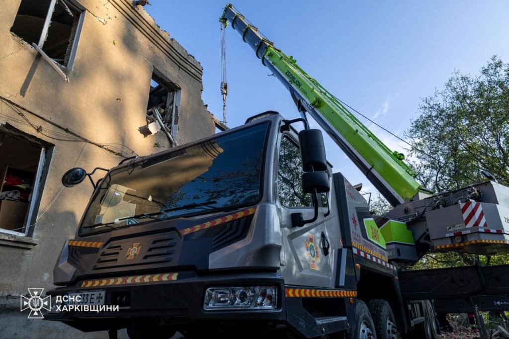 росіяни атакували багатоквартирний будинок у Харкові авіабомбою Близько 04:00 20 червня росіяни вдарили по Холодногірському району у Харкові Фото ДСНС