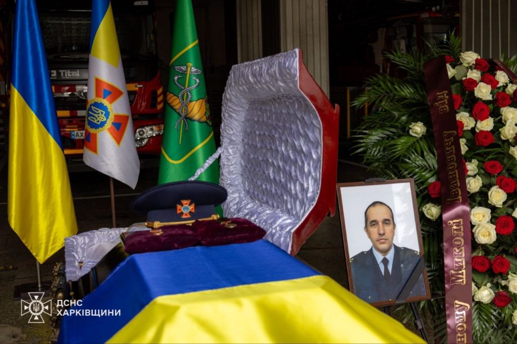 У Харкові попрощалися з рятувальником, якого вбила росія У Харкові попрощалися з рятувальником, якого вбила росія
