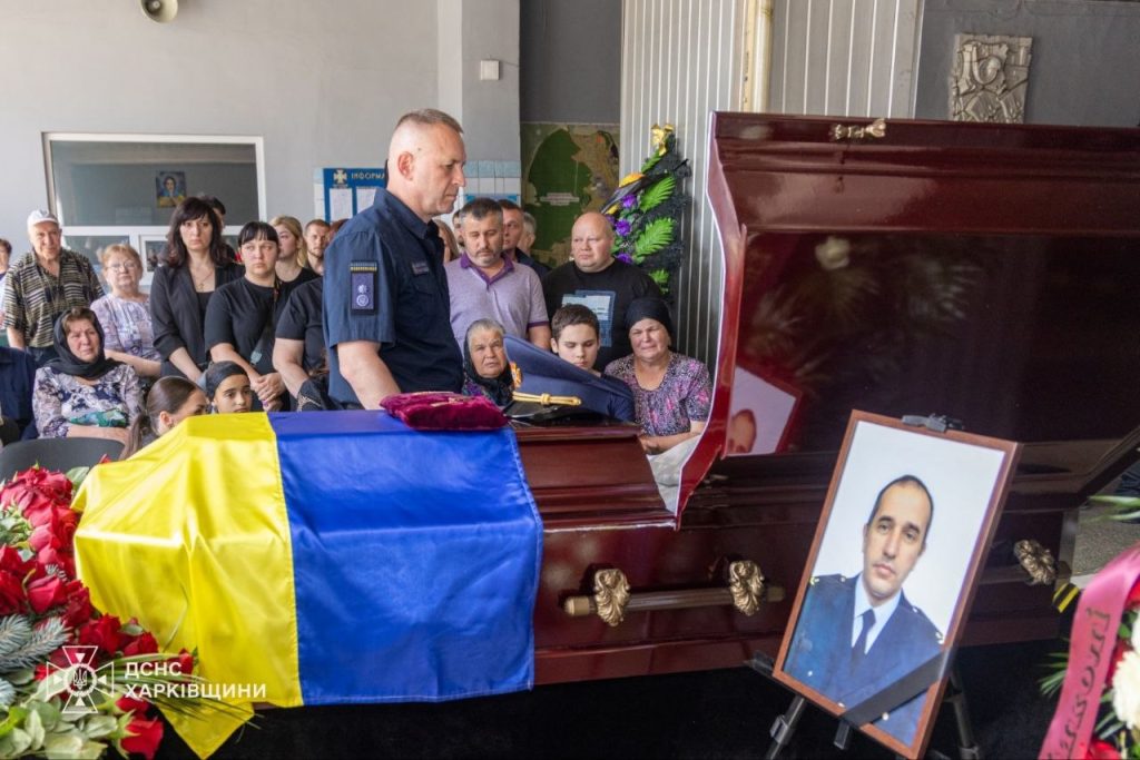 У Харкові попрощалися з рятувальником, якого вбила росія У Харкові попрощалися з рятувальником, якого вбила росія