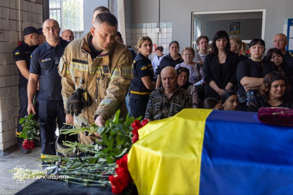 У Харкові попрощалися з рятувальником, якого вбила росія У Харкові попрощалися з рятувальником, якого вбила росія