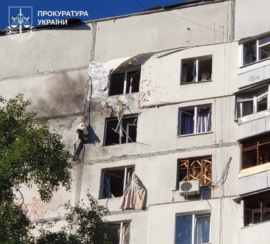 На Харківщині ворожі БпЛА атакували три авто з пасажирами Пошкоджена ударом БпЛА багатоповерхівка в Харкові
