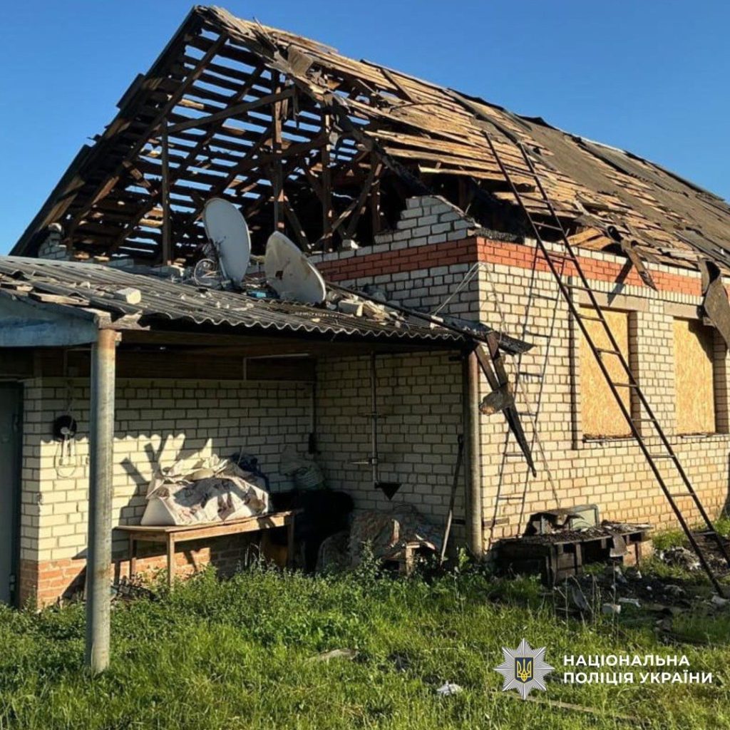 Загинула жінка, шестеро постраждали: наслідки обстрілів Харківщини Пошкоджений через обстріл будинок у Харкові