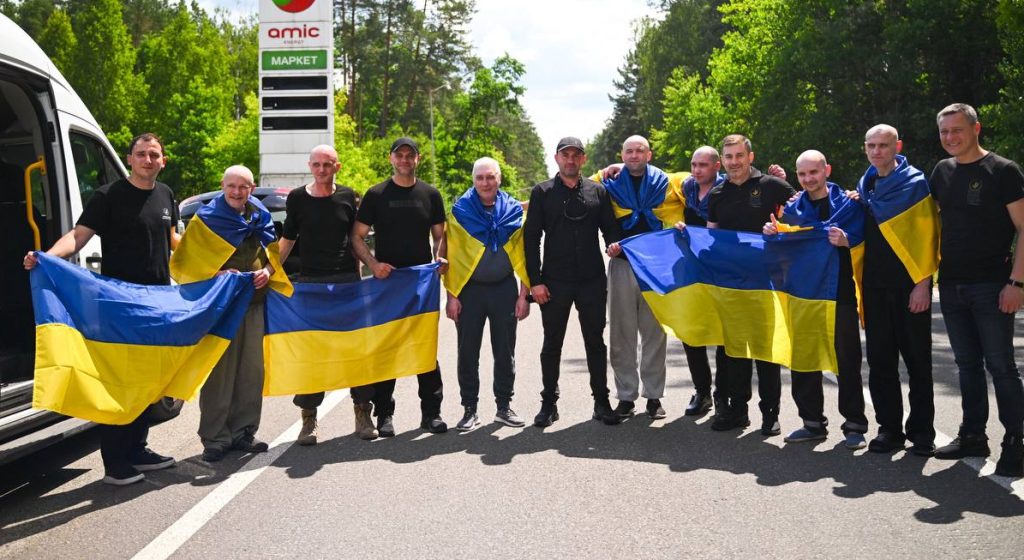 Додому повернулися семеро цивільних українців. Скільки ще незаконно утримує росія