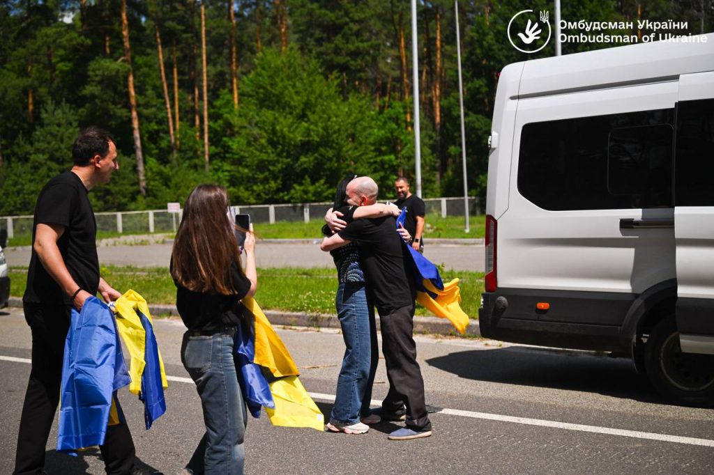 Додому повернулися семеро цивільних українців. Скільки ще незаконно утримує росія Додому повернулися семеро цивільних українців. Скільки ще незаконно утримує росія