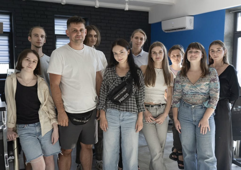 Виснаження, втома і постійний пошук: як виглядає кадрова криза медіа на Харківщині Команда «Ґвара Медіа». Фото: Сергій Прокопенко