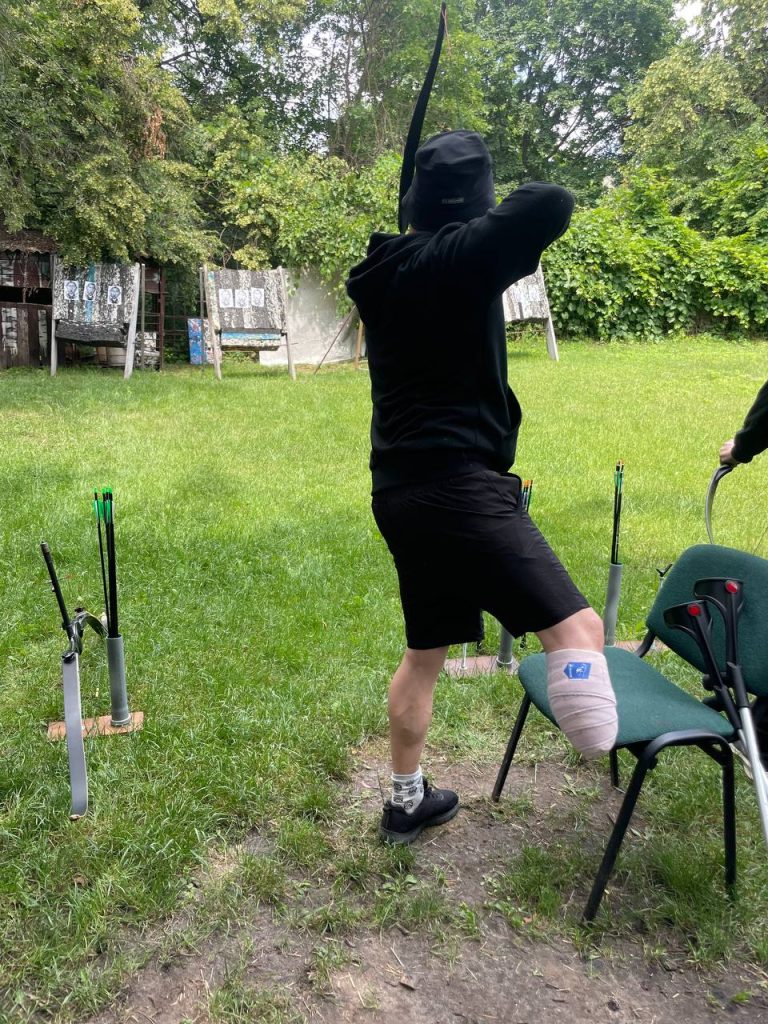 Як у Харкові проходять тренування з лучної стрільби для реабілітації військових Сергій займається вісім місяців. Сьогодні для нього це вже не просто хобі: чоловік має спортивні амбіції. З інструкторами вони також обговорюють протез, що може з'явитися згодом і дозволить тримати лук пораненою рукою. Це може вплинути і на якість стрільби, адже Сергій правша, і робочою рукою натягувати тятиву значно легше.