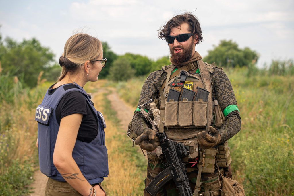 Бойовий медик вивів поранених пішки з Добропілля Бойовий медик «Нацик» та Марія Малєвська.